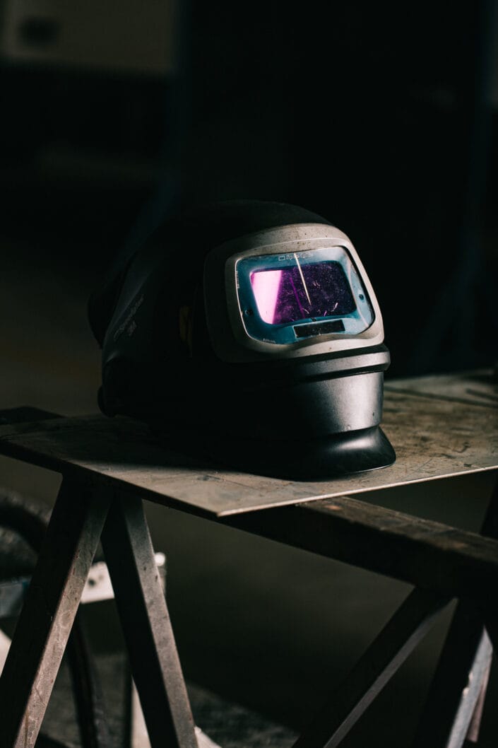 Lashelm als onderdeel van professionele veiligheidsuitrusting in werkplaats van De Poel