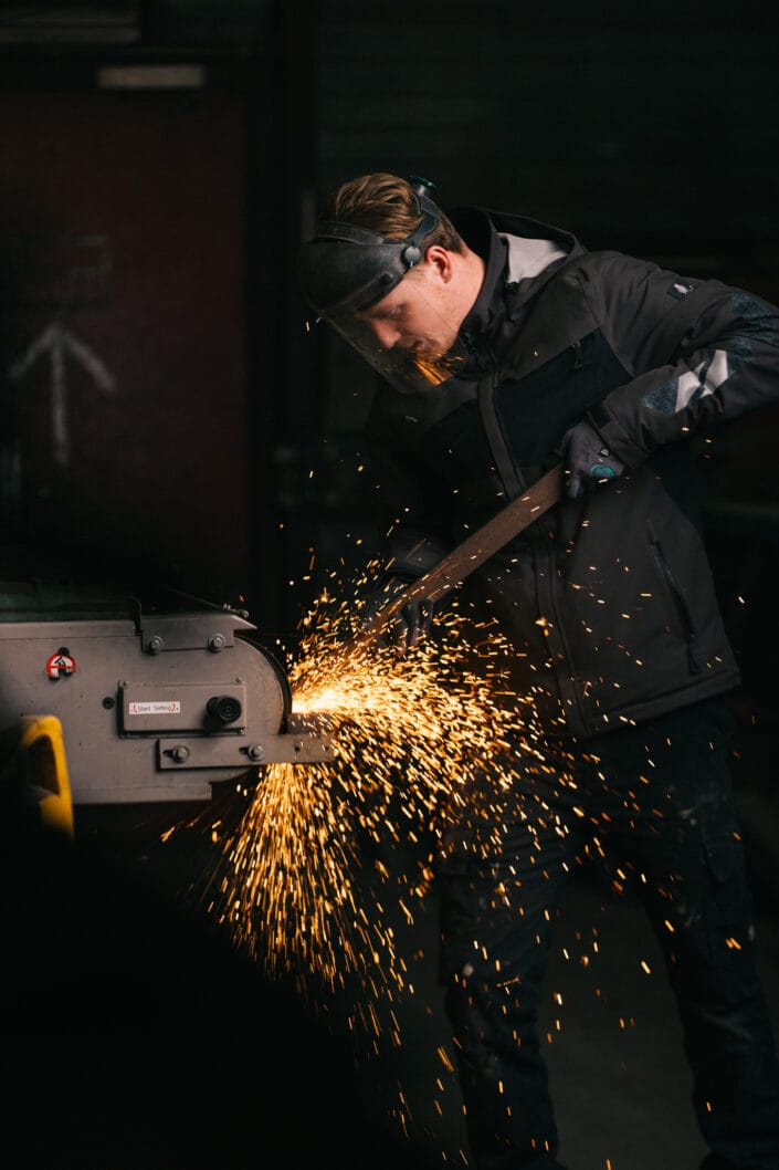 Slijpen van metaal in werkplaats van De Poel
