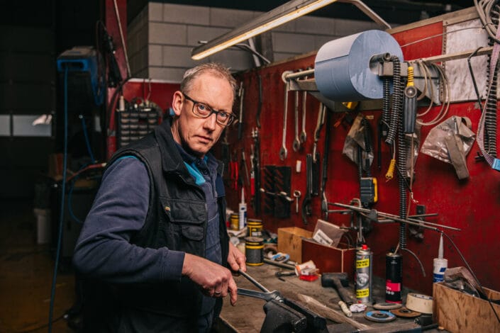 Voorbereidende werkzaamheden voor metaalbewerking in werkplaats bij De Poel