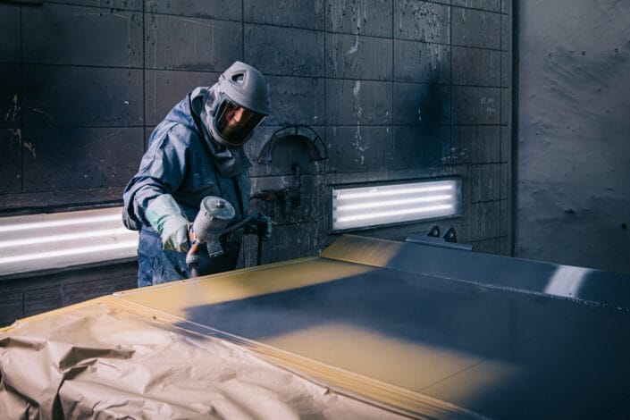 Spuiten van metaal met beschermende kleding in werkplaats van De Poel 2