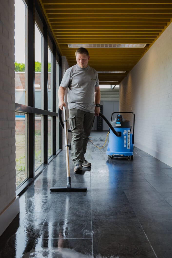 Nadrogen en afwerken van gereinigde vloer na professioneel vloeronderhoud door Heijmans Vloeronderhoud