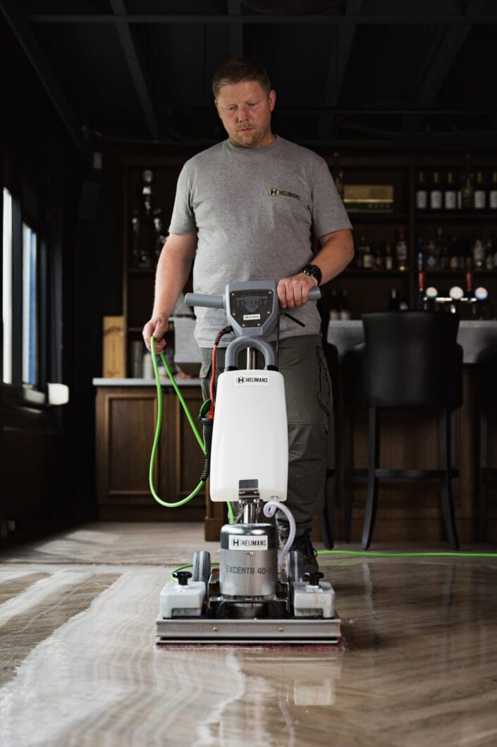 Machinale vloerreiniging uitgevoerd in horecaomgeving door Heijmans Vloeronderhoud