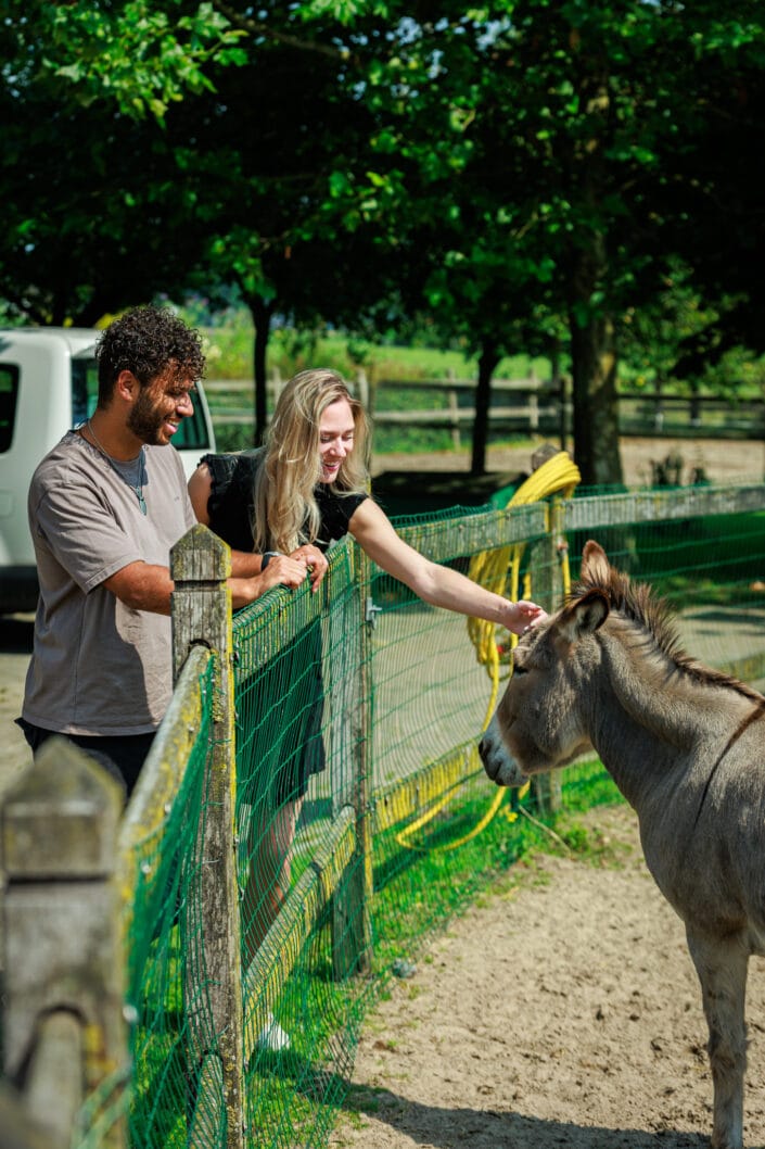 Sociaal contact en ondersteuning in de buitenlucht, gefotografeerd voor Salut