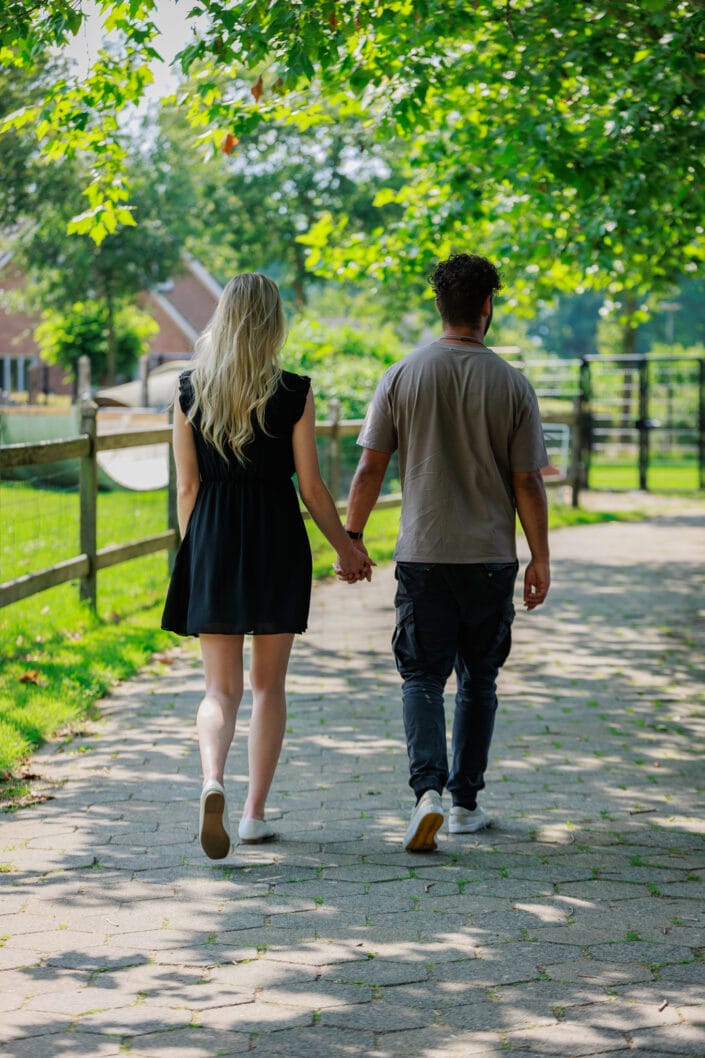 Verliefd koppel in de natuur, gefotografeerd voor Salut