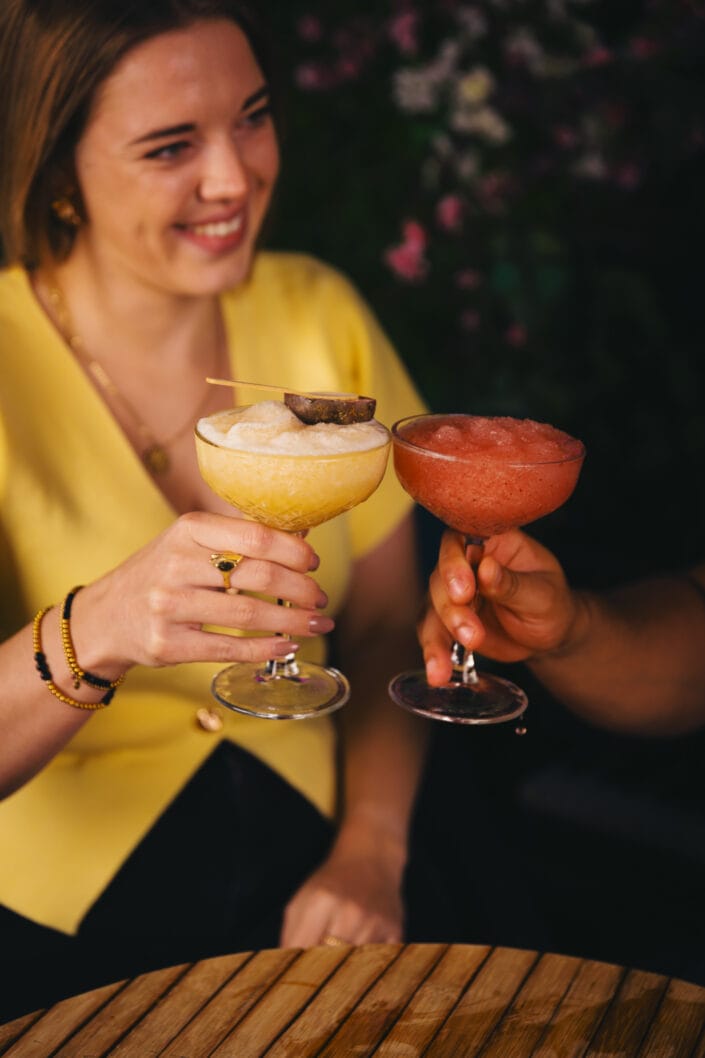 Gasten proosten met cocktails in Tranquilo