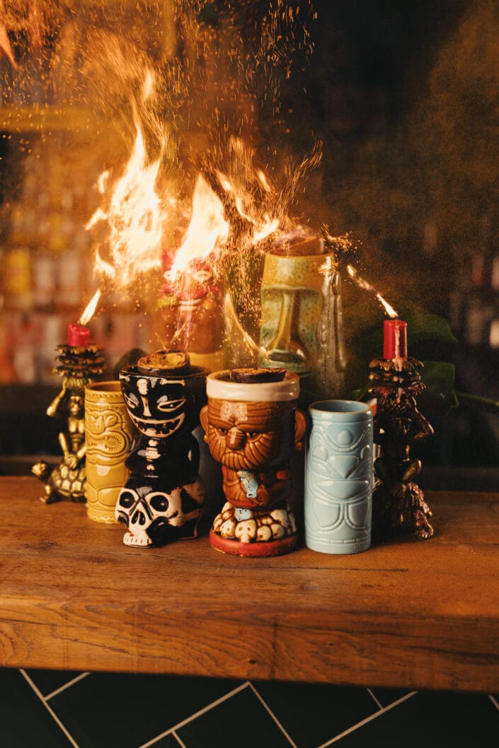 Vlammen boven cocktails op de bar in Tranquilo