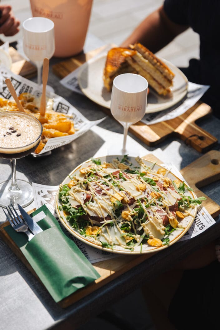 Gerechten op een terrastafel bij Tranquilo