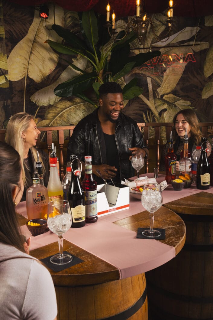 Lachende mensen tijdens cocktailworkshop.