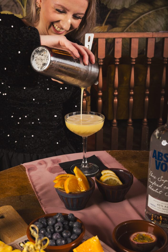 Cocktail wordt ingeschonken vanuit shakebeker.